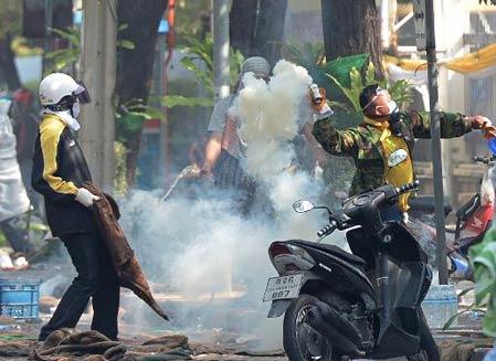 Hôm nay, các lực lượng an ninh Thái Lan phải dùng đạn hơi cay và đạn cao su đối với người biểu tình đã xông vào một sân vận động tại thủ đô, nhằm ngăn các đảng chính trị tới đăng ký cho cuộc bầu cử sắp tới