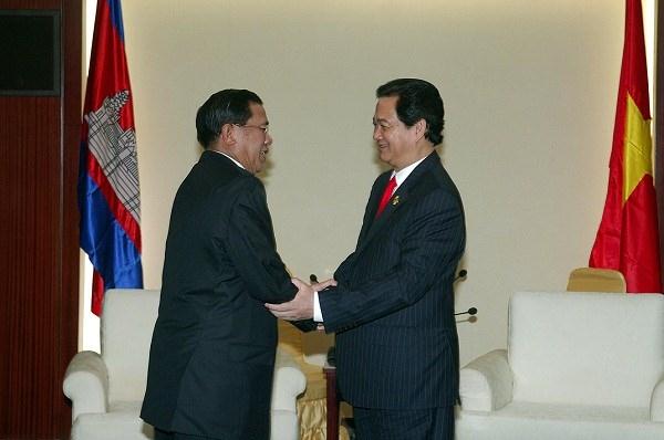 Thủ tướng Vương quốc Campuchia Hun Sen và Phu nhân thăm chính thức Việt Nam từ ngày 26 đến 28-12. Việt Nam là nước đầu tiên Thủ Tướng Hun Sen đi thăm sau khi được tái bổ nhiệm làm Thủ tướng Chính phủ.