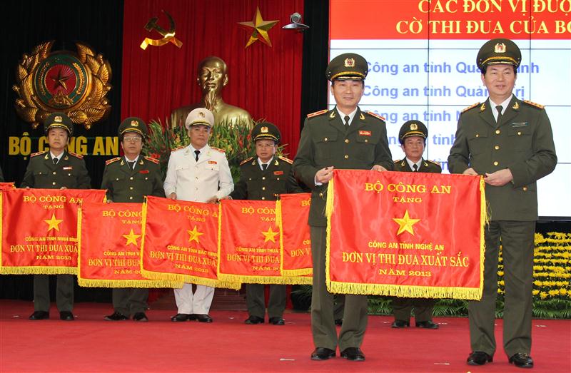 Thiếu tướng Nguyễn Xuân Lâm - Giám đốc Công an tỉnh nhận cờ thi đua xuất sắc của Bộ Công an năm 2013