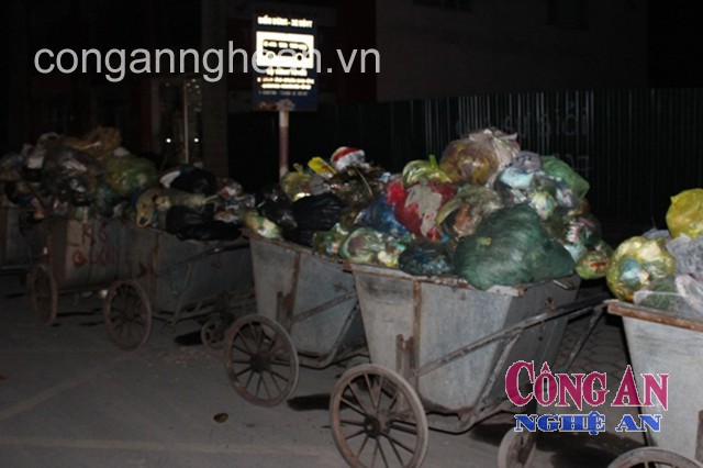 Xe thu gom rác tập kết tại điểm dừng xe bus ở ngã ba Quán Bàu (đường Nguyễn Trãi)
