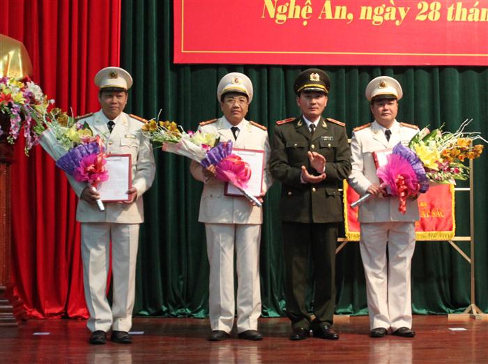 Thiếu tướng Nguyễn Xuân Lâm, Giám đốc Công an tỉnh trao quyết định thăng cấp bậc hàm lên Đại tá