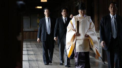 Mỹ, Hàn Quốc, Trung Quốc lên tiếng phản đối việc Thủ tướng Nhật Bản hôm 26-12 tới thăm đền Yasukuni, nơi được coi là biểu tượng quá khứ quân phiệt