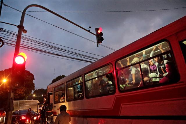 Những người đứng trong chiếc xe buýt đông nghịt đang bị kẹt vào giờ cao điểm ở quận trung tâm của Jakarta, Indonesia. Jakarta nổi tiếng là một trong những thành phố bị kẹt xe nhiều nhất ở châu Á.