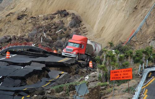 Đoạn đường cao tốc sát biển dài gần 300 m ở gần biên giới Mexico và Mỹ bị sập sau một trận động đất và cơn mưa nặng hạt.