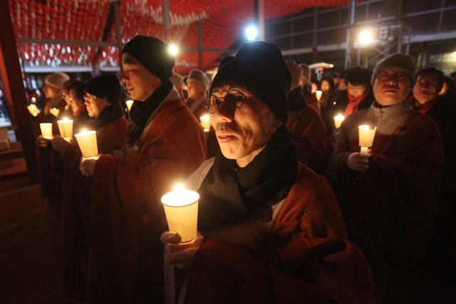 Người dân Hàn Quốc thắp nến để cầu năm mới bình yên, no ấm.