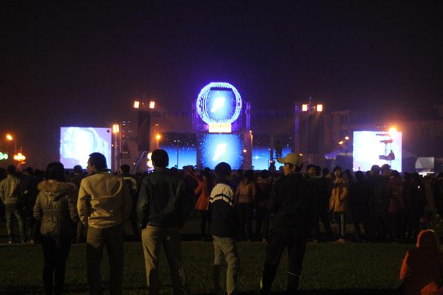 Từ đêm 30, rất nhiều người dân đã đổ về khu vực quảng trường để đón xem chương trình ca múa nhạc đón chào năm mới