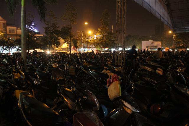 Bãi trông xe bên cạnh quảng trường Hồ Chí Minh phục vụ hết 