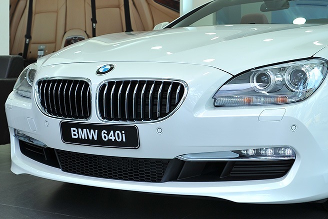 BMW 640i Convertible  Mẫu xe mui trần này được nhà phân phối Euro Auto giới thiệu ngay trong tháng cuối cùng của năm 2013 với mức giá bán lẻ 4,099 tỷ đồng.  Nội thất thiết kế theo kiểu 2+2 với 4 ghế ngồi thực sự đáp ứng được những nhu cầu khá khó tính của khách hàng Việt Nam khi vừa cần sự sành điệu mà vẫn đủ sử dụng cho một gia đình nhỏ. Xe trang bị động cơ I6 dung tích 3.0 lít tích hợp công nghệ BMW TwinPower Turbo, hộp số tự động 8 cấp; các công nghệ như BMW ED, hệ thống phanh tái sinh năng lượng, vô-lăng trợ lực điện, tự động khởi động/dừng, cửa hít, chìa khóa thông minh, hệ thống đèn nội thất Ambient light dọc thân xe, ghế trước chỉnh điện và hệ thống âm thanh 9 loa công suất 205W…