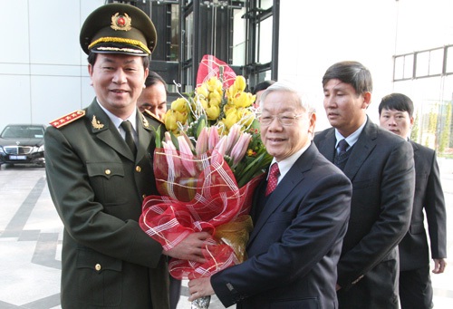 Bộ trưởng Trần Đại Quang tặng hoa chúc mừng Tổng Bí thư Nguyễn Phú Trọng tại Hội nghị Công an toàn quốc lần thứ 69.