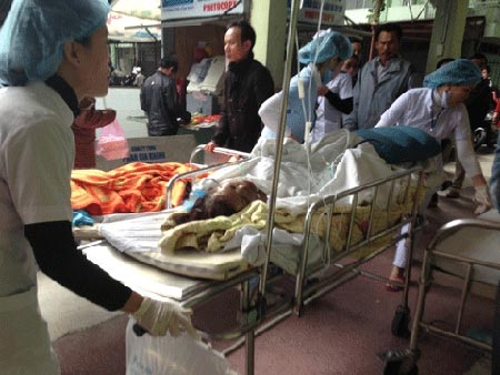 Nạn nhân Trần Thị Triều Tiên được đưa vào bệnh viện cấp cứu.