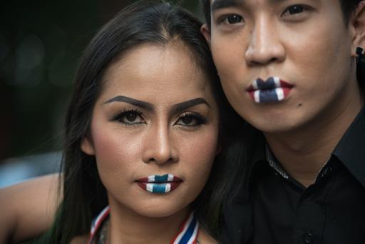 Người biểu tình chống chính phủ ở Thái Lan với cờ quốc gia vẽ trên môi