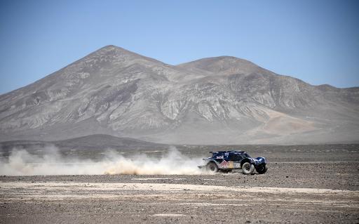 Tay đua người Qatar - Nasser Al-Attiyah lái chiếc Mini trên đường đua lần thứ 8 giải Dakar trong sa mạc Atacama ở Chile