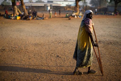 Một người đi bộ với chiếc nạng tại trại tị nạn Nam Sudan