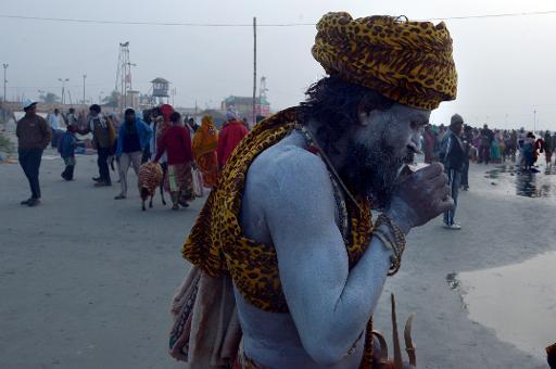 Một Sadhu Hindu uống một tách trà trên một hòn đảo trên sông Hằng ở Tây Bengal, nhân dịp hành hương