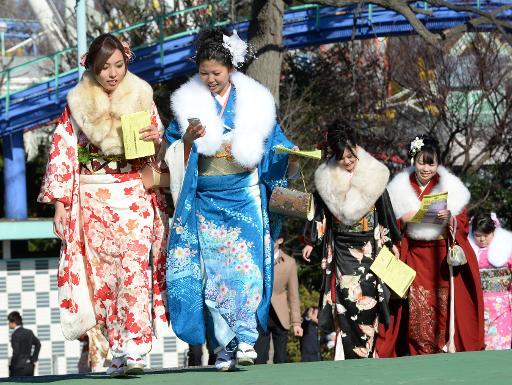 Phụ nữ trẻ mặc kimono kỷ niệm 20 năm của họ, tuổi trưởng thành ở Nhật Bản, tại một buổi lễ ở Tokyo