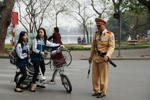 Phó thủ tướng Nguyễn Xuân Phúc chỉ đạo quản lí chặt xe đạp điện