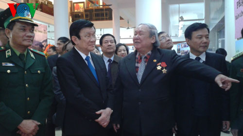  Chủ tịch nước đến dự triển lãm ảnh Trung tướng Phạm Kiệt. Triển lãm trưng bày giới thiệu gần 300 bức ảnh về cuộc đời và sự nghiệp của Trung tướng Phạm Kiệt.