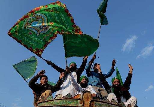 Người Hồi giáo Pakistan vẫy cờ ở Lahore để ăn mừng ngày sinh nhật của nhà tiên tri Muhammad
