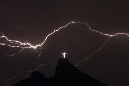 Sét thắp sáng bầu trời của Rio de Janeiro và tượng Chúa Cứu thế trên đồi Corcovado - Brasil