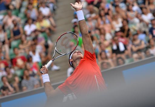 Tay vợt người Argentina Juan Martin Del Potro trong một cú smash tại giải Úc mở rộng ở Melbourne