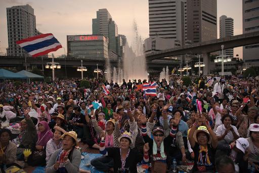 Người biểu tình chống chính phủ tụ tập tại Bangkok khiến mọi hoạt động của thủ đô Thái Lan tê liệt