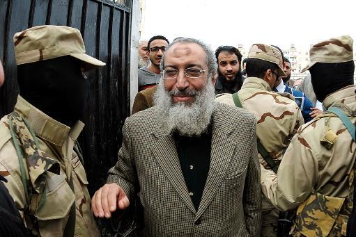  Giáo sĩ Yasser El-Borhamy, đồng sáng lập đảng Salafist Nour - lực lượng Hồi giáo lớn thứ hai ở Ai Cập bỏ phiếu trong cuộc trưng cầu dân ý về một hiến pháp mới cho Ai Cập