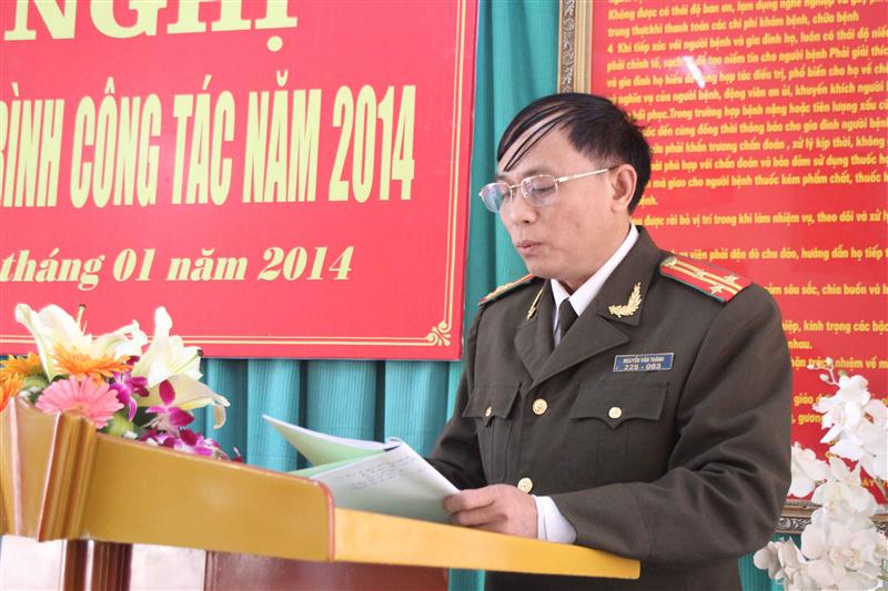 Thượng tá Nguyễn Văn Thành, Giám đốc Bệnh viện đọc báo cáo kết quả công tác năm 2013