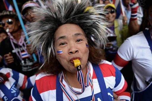 Một người biểu tình thổi một tiếng còi trong một cuộc biểu tình chống chính phủ Thái Lan ở Bangkok