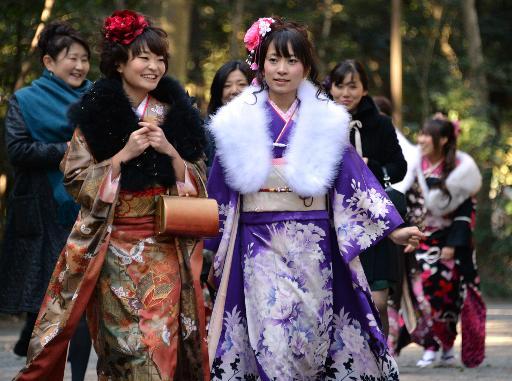 Phụ nữ mặc kimono truyền thống lễ Shinto (lễ trưởng thành) ở Tokyo, Nhật Bản