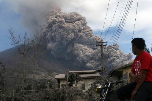 Núi lửa Sinabung phun ra đám mây tro, phía bắc của đảo Sumatra của Indonesia