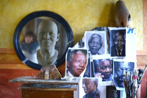 Một bức tượng của Nelson Mandela, sẽ được sử dụng để tạo ra một bức tượng sáp của cựu Tổng thống Nam Phi, trong phòng của nhà điêu khắc Francesca Romana Di Nunzio, Rome