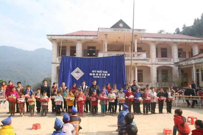Các tình nguyện viên tặng quà Tết cho học sinh xã Tây Sơn, huyện Kỳ Sơn
