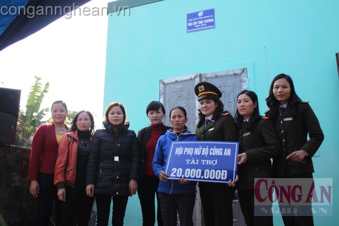 Hội phụ nữ Bộ Công an trao số tiền tài trợ 20 triệu đồng cho chị Nguyễn Thị Chiến