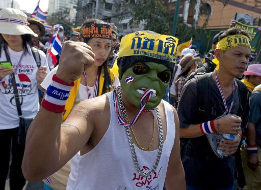 Những người biểu tình đòi hỏi sự sụp đổ của chính phủ Thái Lan diễu hành ở Bangkok