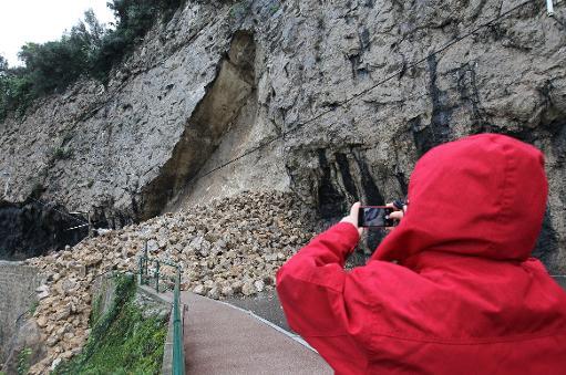 Một người dân chụp bức ảnh của một vụ lở đất ở Roquebrune-Cap-Martin, ở phía đông nam của tuyến đường Pháp