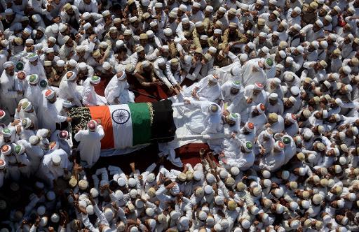 Hàng ngàn tín hữu Ấn Độ theo quan tài của lãnh đạo tinh thần Hồi giáo Mohammed Syedna Bourhanouddine trong tang lễ của ông ở Mumbai
