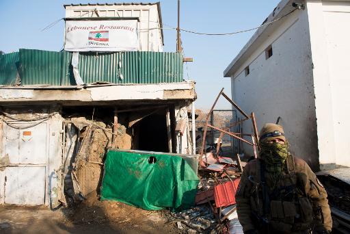 Một cảnh sát đặc biệt Afghanistan ở lối vào của nhà hàng từng xảy ra cuộc tấn công chết người tại Kabul