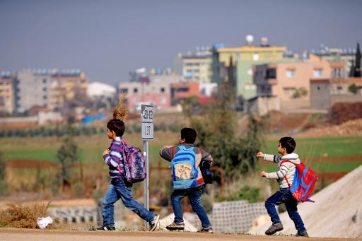 Trẻ em tị nạn Syria rời khỏi trường học gần ngôi làng của Thổ Nhĩ Kỳ