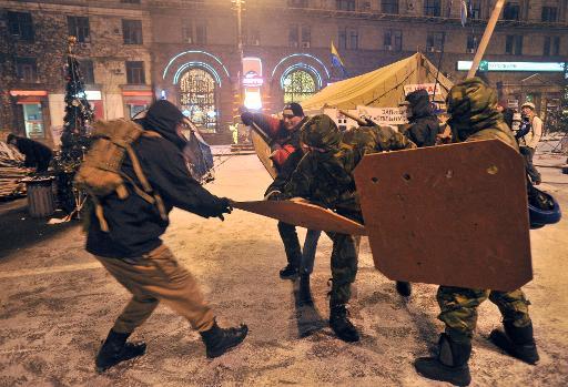 Người biểu tình ủng hộ châu Âu chống lại các lực lượng trật tự tại Kiev