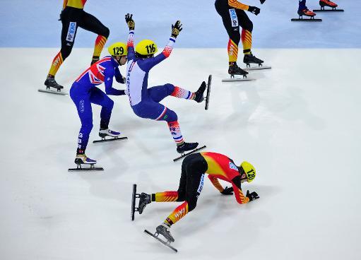 Pha té ngã trong bán kết giải trượt băng vô địch châu Âu 5.000m tiếp sức nam
