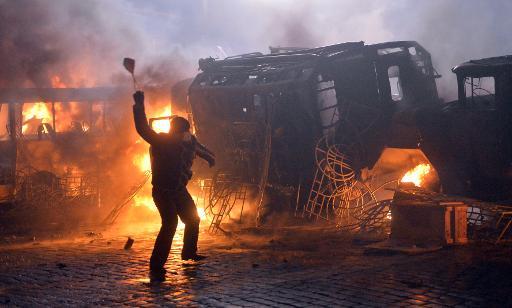 Một người biểu tình ném đá vào cảnh sát, trong một cuộc biểu tình hàng loạt ủng hộ châu Âu tại thủ đô Ukraina
