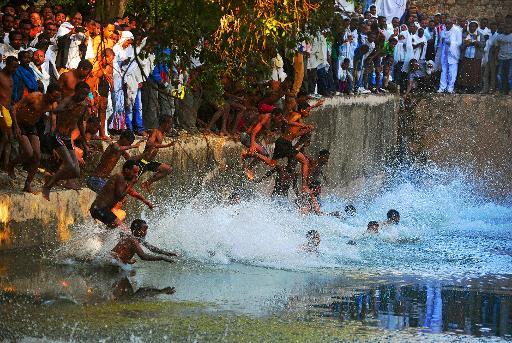 Khách hành hương Chính Thống Ethiopia nhảy vào trong nước tắm của hoàng gia Fasilides trong một buổi lễ tôn giáo trong Gondar