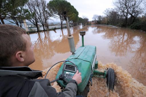 Một người đàn ông sử dụng máy kéo của mình để vượt qua vùng ngập nước ở Hyères - miền nam nước Pháp