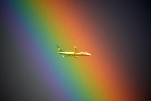 Một chiếc máy bay của Ryanair trong một bầu trời cầu vồng trên Rome - Ý