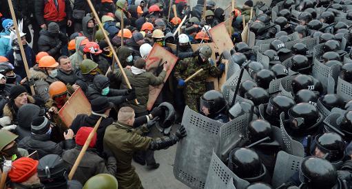 Người biểu tình đụng độ với cảnh sát trong một cuộc biểu tình phản đối chính phủ tại Kiev