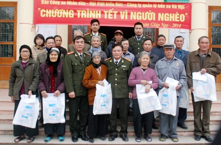 Đại tá Nguyễn Hồng Thái, Phó Tổng biên tập Báo CAND, đại diện lãnh đạo Công an tỉnh Nghệ An và Công an thị xã Hoàng Mai tặng quà người nghèo, gia đình chính sách thị xã Hoàng Mai.