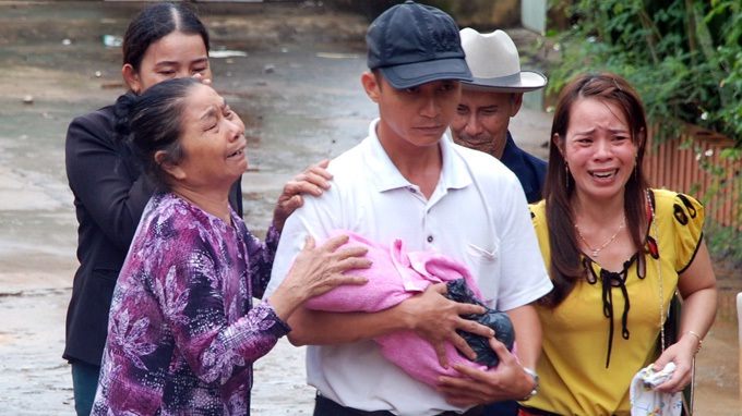 Cha của một trong ba trẻ bị nạn tại khoa sản Bệnh viện đa khoa Hướng Hóa, Quảng Trị - đau đớn đưa con về sau khi khám nghiệm tử thi. Đây là một trong những vụ việc trẻ sơ sinh tử vong sau khi tiêm văcxin vào cuối tháng 10-2013 - Ảnh tư liệu