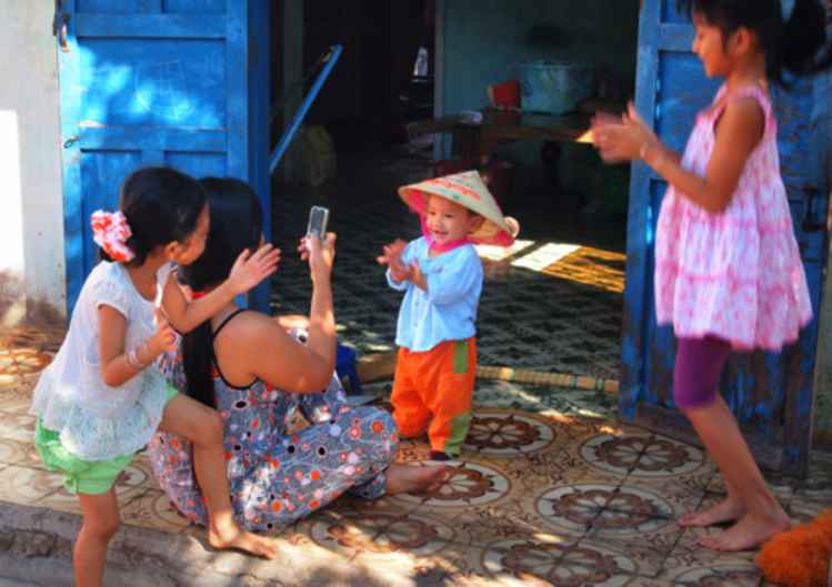 Chị Hoa đang chụp ảnh cho đứa con đầu lòng trong dịp xuân về tại xã Phú Long, huyện Hàm Thuận Bắc, Bình Thuận