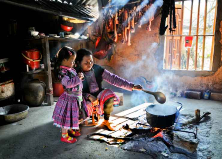 Ngày tết của người Mông, họ thường làm món thịt heo ướp muối để dành ăn trong 10 ngày. Ngoài ra họ còn dán giấy hồng điều ngay cửa bếp cầu may mắn