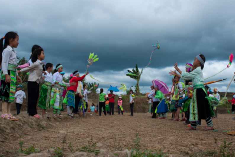 Mùng 1 tết âm lịch tại Đắk Nông, người dân tộc Mông đang chơi trò chơi tung còn vào buổi sáng 